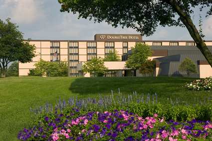 A view of the front of the Doubletree Hotel in Worthington, OH